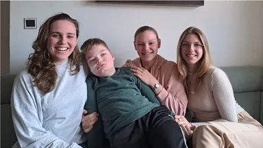 Drie zussen, één doodziek broertje: ‘Toen we hoorden dat hij ging sterven, zijn we weggerend’