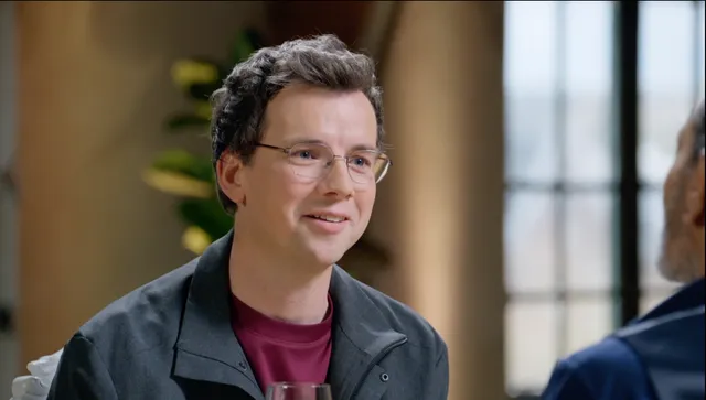 Na haar jarenlang amper te hebben gezien, overlijdt de moeder van cabaretier Pieter Derks aan Alzheimer. Om toch nog afscheid te kunnen nemen, leest hij een zelfgeschreven brief voor: “Dat gaf mij toen meteen rust.”.