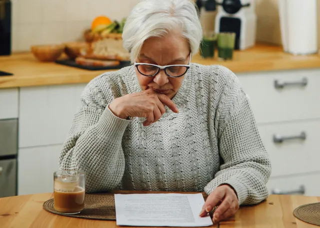Een uitvaart kost tegenwoordig gemiddeld 10.000 euro, blijkt uit recente analyses van het CBS. Hoewel we vaak liever niet nadenken over de dood, en al helemaal niet over de financiële gevolgen ervan, worden nabestaanden steeds vaker geconfronteerd met de financiële druk en hoge kosten van een uitvaart. Ardy Moeijes (65), oprichter van Stichting SamSam Uitvaartcoaching, legt uit hoe we uitvaartarmoede kunnen voorkomen.