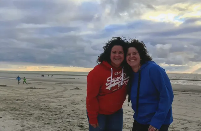 Nathalie en Petra delen alles met elkaar. Dag en nacht hangen ze aan de telefoon. Wanneer Nathalie op een dag haar zusje huilend aan de lijn krijgt, kan niets haar voorbereiden op het slechte nieuws. In Ik mis je spreekt Arjan Lock met Nathalie bij het graf van haar zus. “Ze lag eigenlijk alleen nog maar op bed en ze kon niets meer.”.