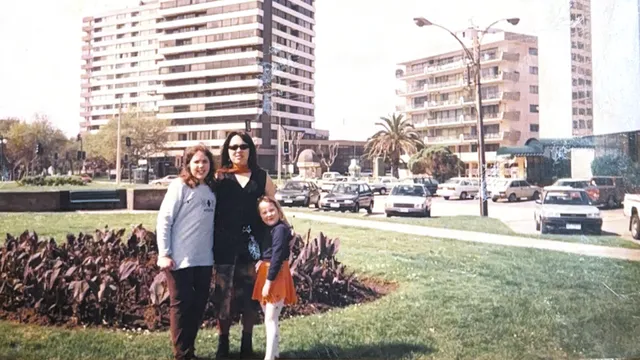Het verlies van haar moeder en zus aan een zeldzame ziekte laat Berenice met veel vragen achter
Van links naar rechts: Camila, Patricia en Berenice.