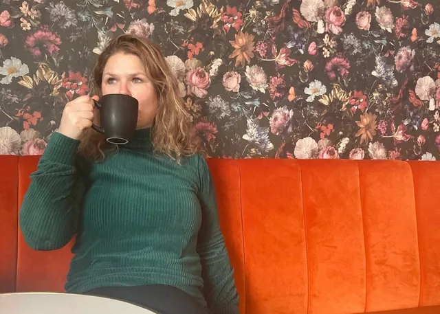 Als woorden tekortschieten, maakt daadkracht het verschil, schrijft onze nieuwe blogger Kimberley. Met koffie, een stofzuiger en Gilmore Girls. “Wees een Susan. Want soms is de grootste troost niet een arm om je heen, maar een schone keuken.”.