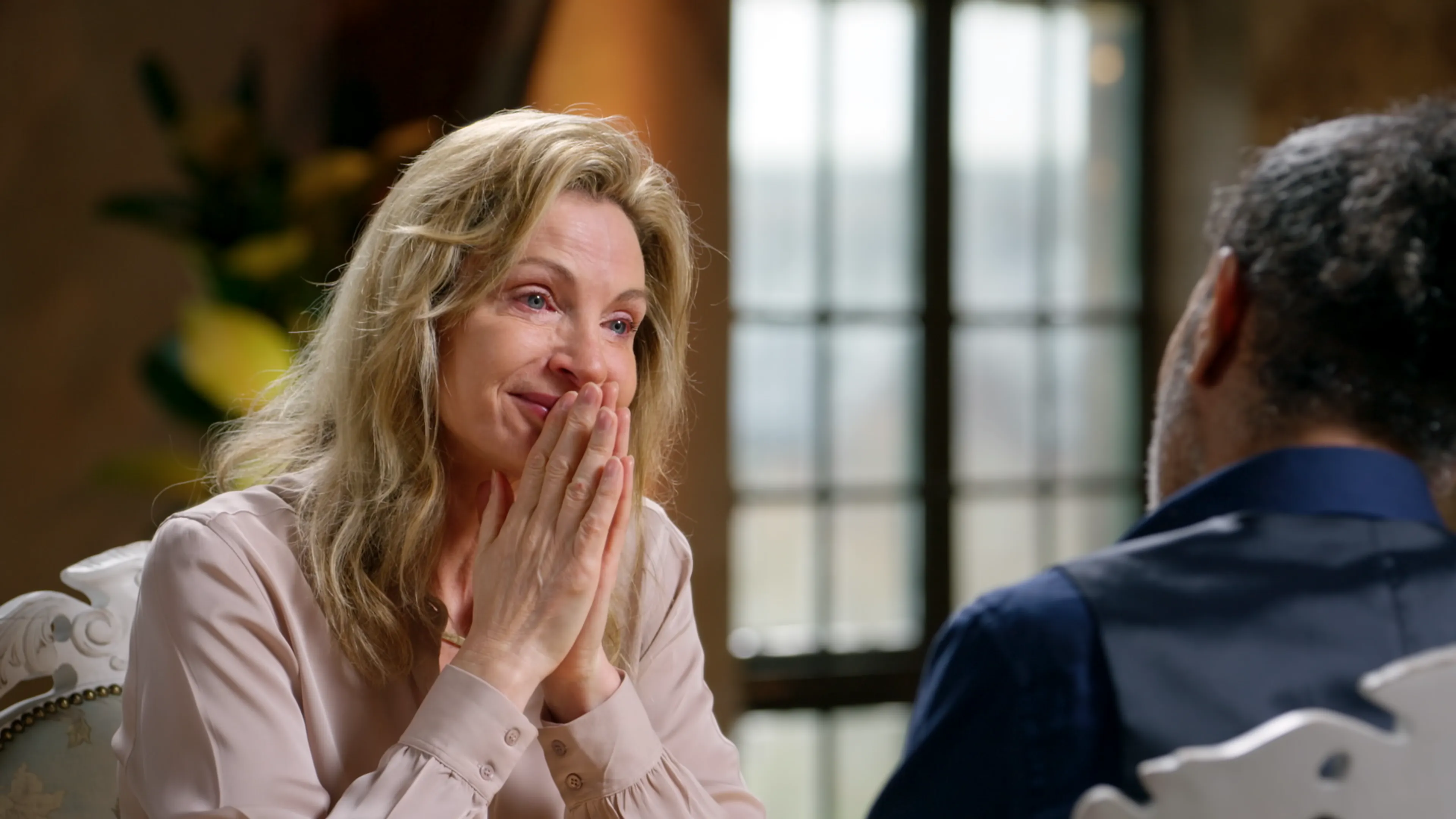 Astrid Holleeder over de dood van haar moeder: ‘Terwijl ik ondergedoken zat, moest ik voor haar blijven leven’