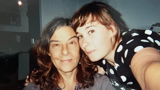 Vijf jaar na elkaar overleden de ouders van Emma Berentsen (1987) uit Amsterdam. Dat zorgt voor een groot gemis en ook voor onzekerheden rondom het thema ‘wel of niet aan kinderen beginnen’. “Er is geen opa of oma meer die mee kan zorgen. Terwijl ik bij vrienden zie hoe essentieel het is, dat die ouders er zijn”, deelt Emma.