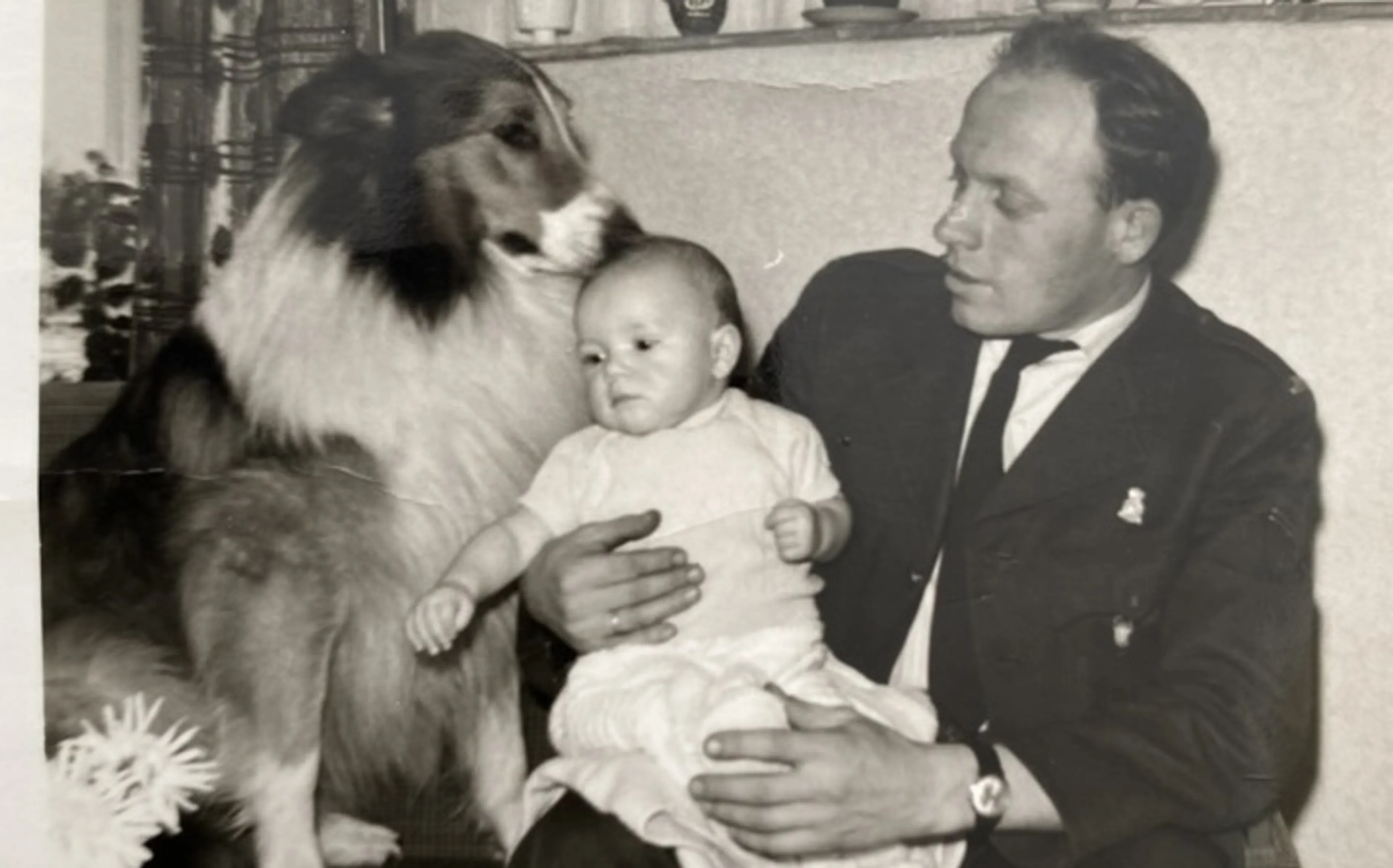 Irene als baby op schoot bij haar vader.