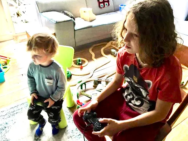 Sinds het overlijden van haar man heeft Monique haar gezin zien veranderen. Haar oudste zoons nemen bijna als vanzelf meer verantwoordelijkheden op zich, zonder dat zij daarom vraagt. Tegelijkertijd spiegelt Matteo, haar jongste zoon, zich steeds meer aan zijn grote broers.