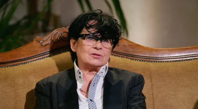 Terwijl zangeres Frederique Spigt haar moeder langzaam ziet aftakelen, schrijft ze een lied voor haar. Ze kan haar niet meer bereiken, maar afscheid nemen lukt ook niet. In de kerstspecial van De Kist zingt Frederique haar lied en vertelt over haar moeder: “Ik wilde eigenlijk dat ze kon overlijden.”.