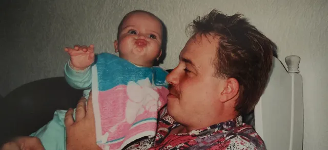 Hendri de Vries (46) zwaait zijn dochter Inger (20) uit voor een werkavontuur in China. Twee dagen later krijgt Inger een telefoontje: haar vader is vermist. Halsoverkop keert ze terug. In Verdwenen vertelt ze Marleen Stelling over de acht maanden durende zoektocht naar haar vader.