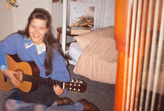 Wouter van der Toorn verliest zijn zus Anneleen (24) door zelfdoding. Anneleen had psychische problemen en werd daarnaast jarenlang door haar vader seksueel misbruikt. “Er waren maar weinig leuke momenten in haar leven, terwijl ze zo’n leuk mens was.”.