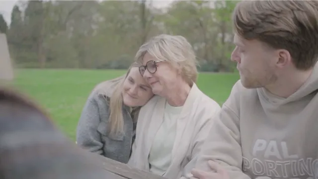 In Lars’ oude slaapkamer liggen zijn spullen nog, zijn geur hangt er en foto’s hangen aan de muren. Op een daarvan lacht hij breed, duim omhoog. Twee dagen nadat de foto wordt gemaakt, maakt Lars een einde aan zijn leven. In Jojanneke en de sextortiontapes zoekt Jojanneke naar de verhalen achter sextortion.