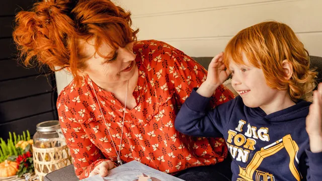 Wanneer Leonie’s zoontje vraagt waarom hij geen broertjes of zusjes heeft, staat Leonie voor een dilemma. Hoe vertel je aan je kind dat hij ooit een broer en zus had - die nooit zijn opgegroeid? Rouwcoach Leonie Nuijen blikt terug op haar eigen rouwproces en deelt drie adviezen hoe je rouw bespreekbaar maakt in je gezin.