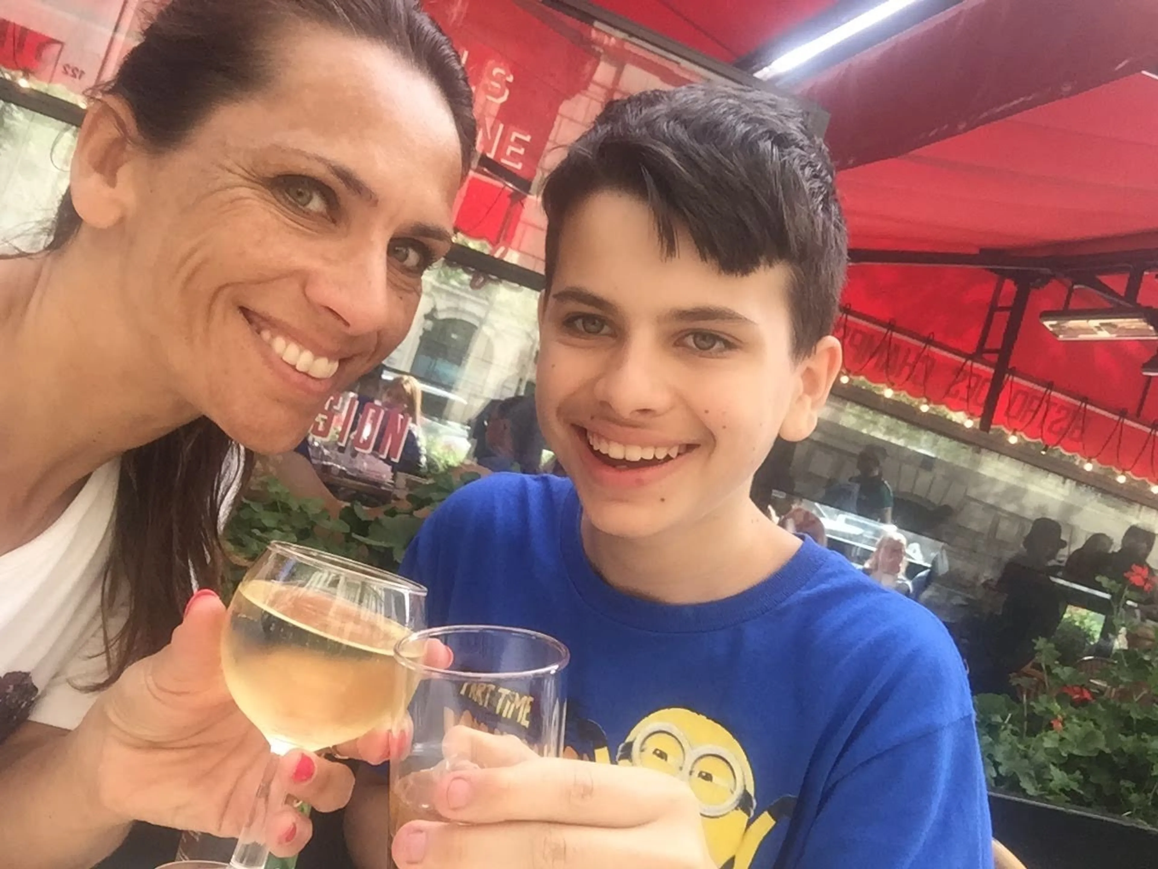 Lilian verloor haar zoon Quinn (18) aan suïcide: ‘Ik hoop dat hij nu niet meer die zwaarte ervaart’