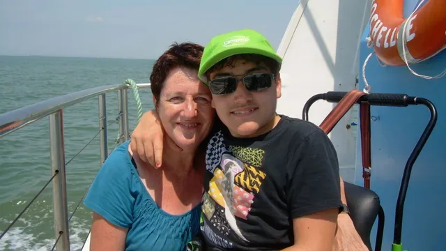 Tijdens hun jaarlijkse vakantie ontdekt moeder Els op een ochtend dat haar zoon Arman een opgezwollen buik heeft. Sinds zijn geboorte is hij vanaf zijn middel verlamd en voelt hij zelf niets. Wanneer ze echter in het ziekenhuis aankomen, wordt al snel duidelijk dat Arman in levensgevaar verkeert.