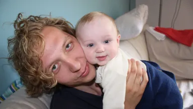 Sven zit naast het ziekenhuisbed van zijn zoon Ossip: 'We moesten kiezen wanneer we de machines zouden uitzetten'