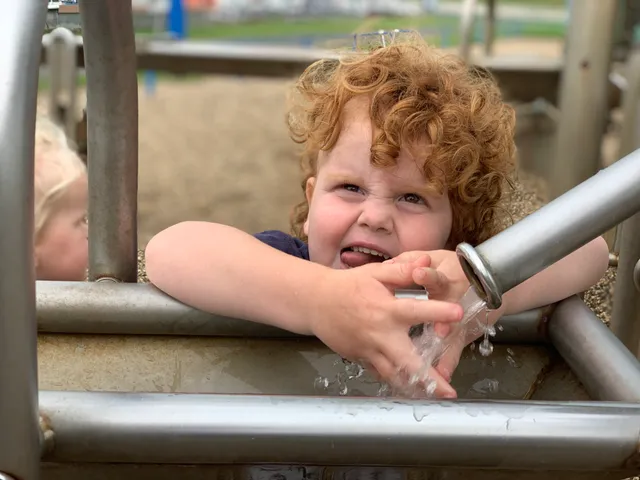 Jeroen van Veen verloor zijn vierjarige zoontje Kasper. Maar echt weg is Kasper nooit. In deze column beschrijft Jeroen hoe zijn zoon nog altijd elke dag met hem meeloopt. “Je laat ons huilen. En je geeft ons de slappe lach als dat eigenlijk niet kan.”.