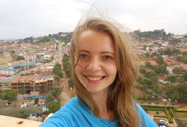 Op 28 oktober 2015 verdwijnt de 21-jarige Sophia Koetsier in Oeganda. Marleen Stelling spreekt met haar moeder Marije, die inmiddels bijna dertig keer terugkeerde om te achterhalen wat er met haar dochter is gebeurd: “Het is alsof je door een jungle van gigantische vraagtekens loopt.”.