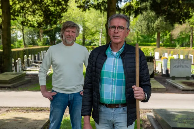 Op zijn twaalfde vond Jaap van Hoeflaken zijn vader dood in de stoel. Bij het graf van zijn ouders haalt hij herinneringen op: over plots afscheid moeten nemen, kleine gebaren die een leven tekenen – en het moment waarop ook zijn eigen hart hem bijna in de steek liet.