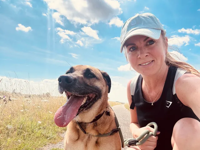 Ze konden alles aan met z’n tweetjes; Charlotte Jonker (39) en haar man Koos. Sinds haar 17e waren ze samen, ze kregen drie zoons en gingen er graag op uit. Toen hij ernstig ziek werd, stond hun wereld op z’n kop. Na een lang ziekbed overleed Koos op 23 juli 2019. Nu, zes jaar later, probeert Charlotte haar leven opnieuw vorm te geven.