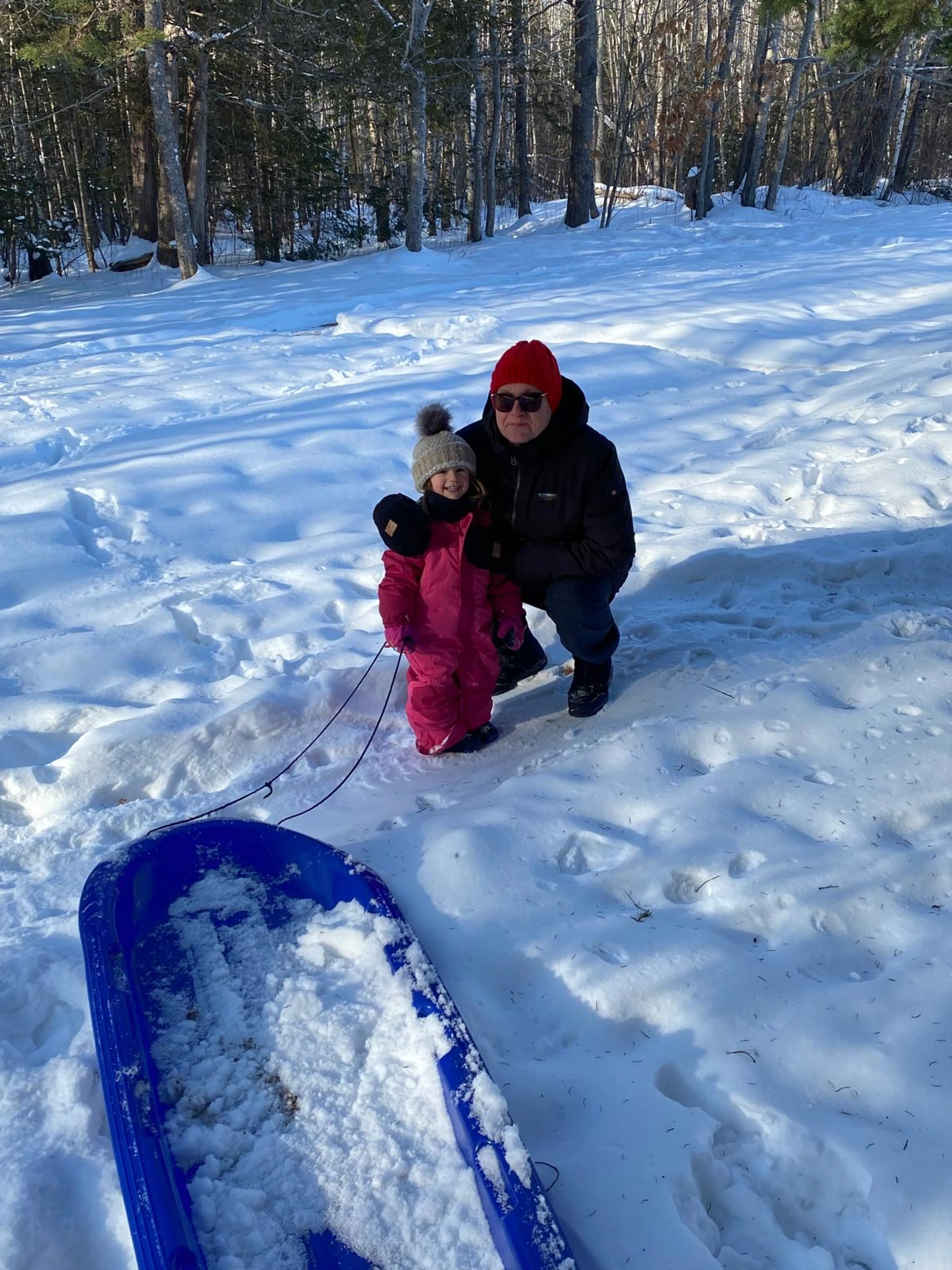 Irene geniet van haar kleinkind in de sneeuw in Canada.