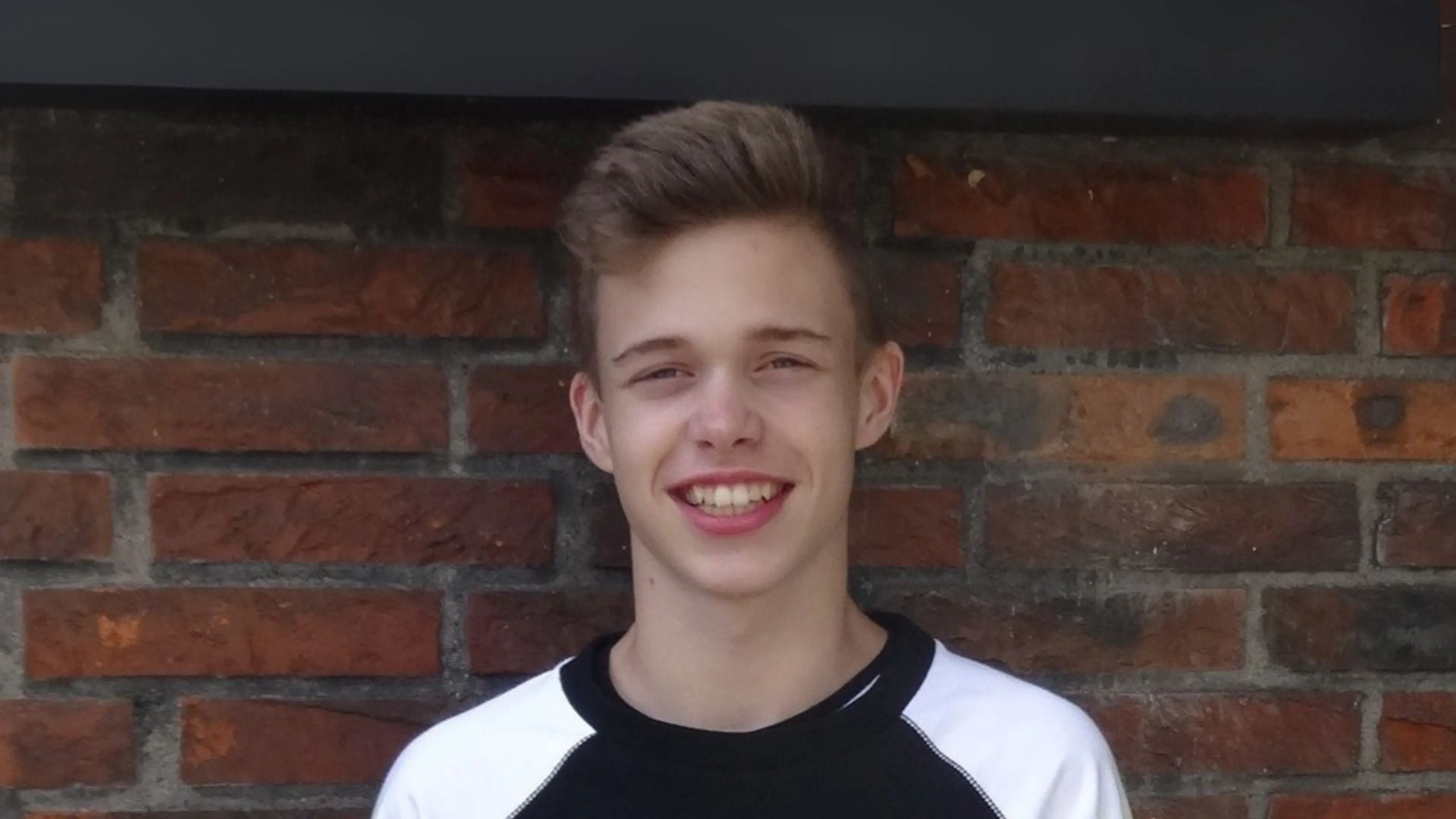 Sandra Spitaels verloor haar zoon Glenn door de gevolgen van online seksueel misbruik. Glenn werd op 15-jarige leeftijd slachtoffer van het ongevraagd verspreiden van een naaktfoto. In de uren nadat hij ontdekte dat zijn foto op een anonieme Instagrampagina werd geplaatst, maakte Glenn een einde aan zijn leven. “Er was niets aan de hand met mijn zoon. Tot die foto.”