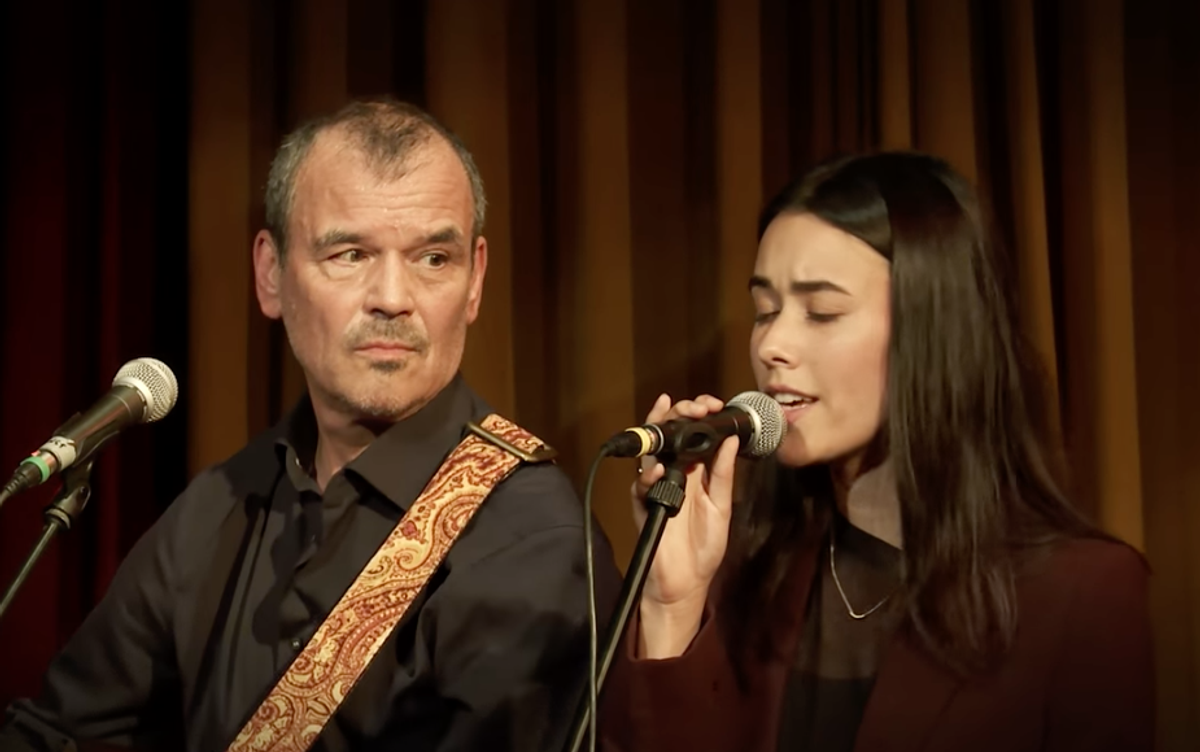 Vader en dochter Ernst & Luna Jansz zingen 'Dan Huilt Mijn Hart' | Lied