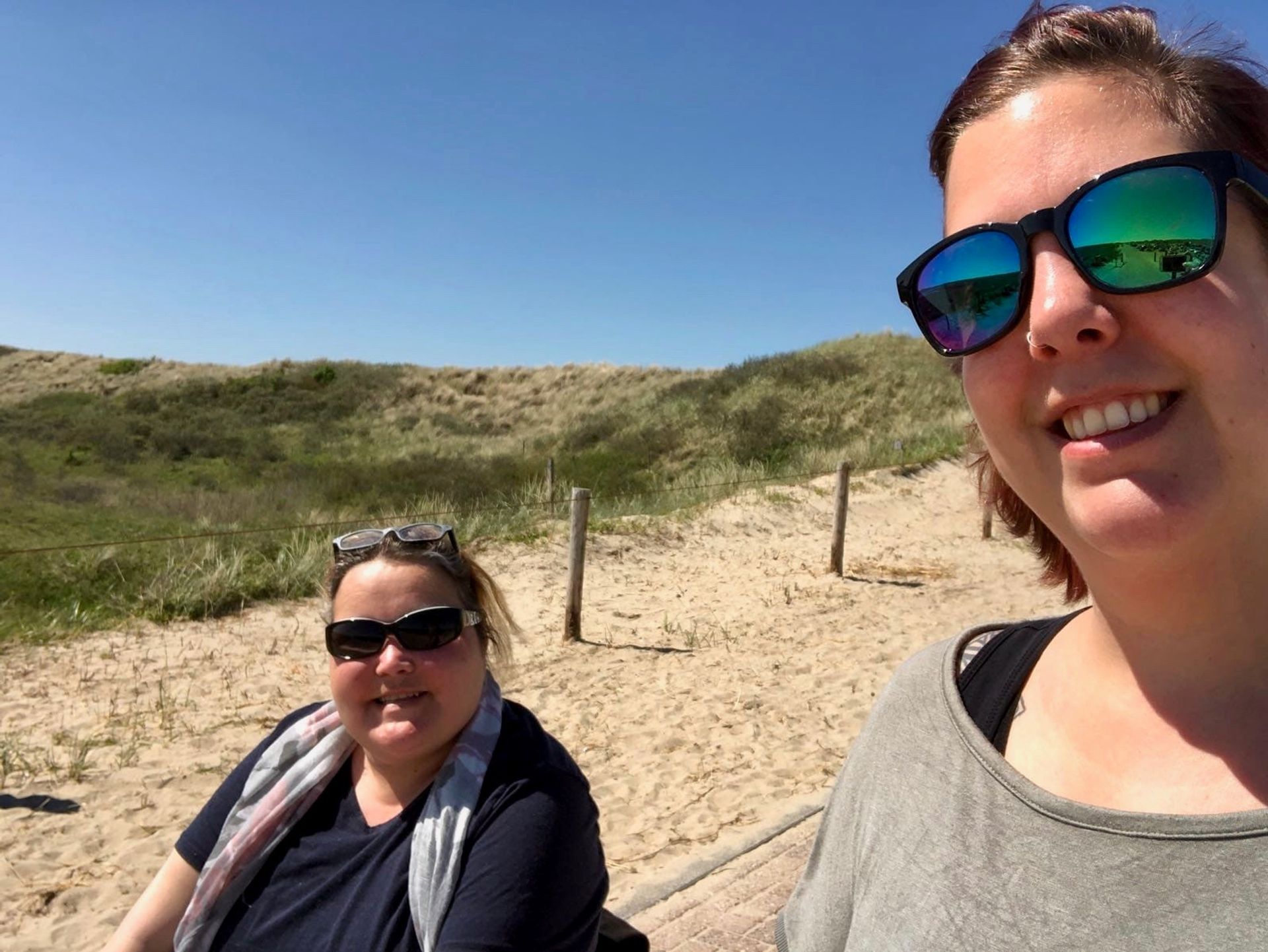 Annemiek en Elly gingen graag naar het strand