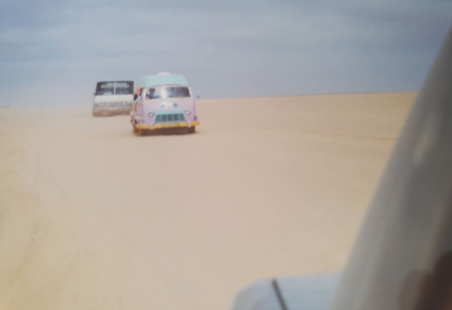 Vanwege de veiligheid worden de auto's per konvooi door de woestijn gereden