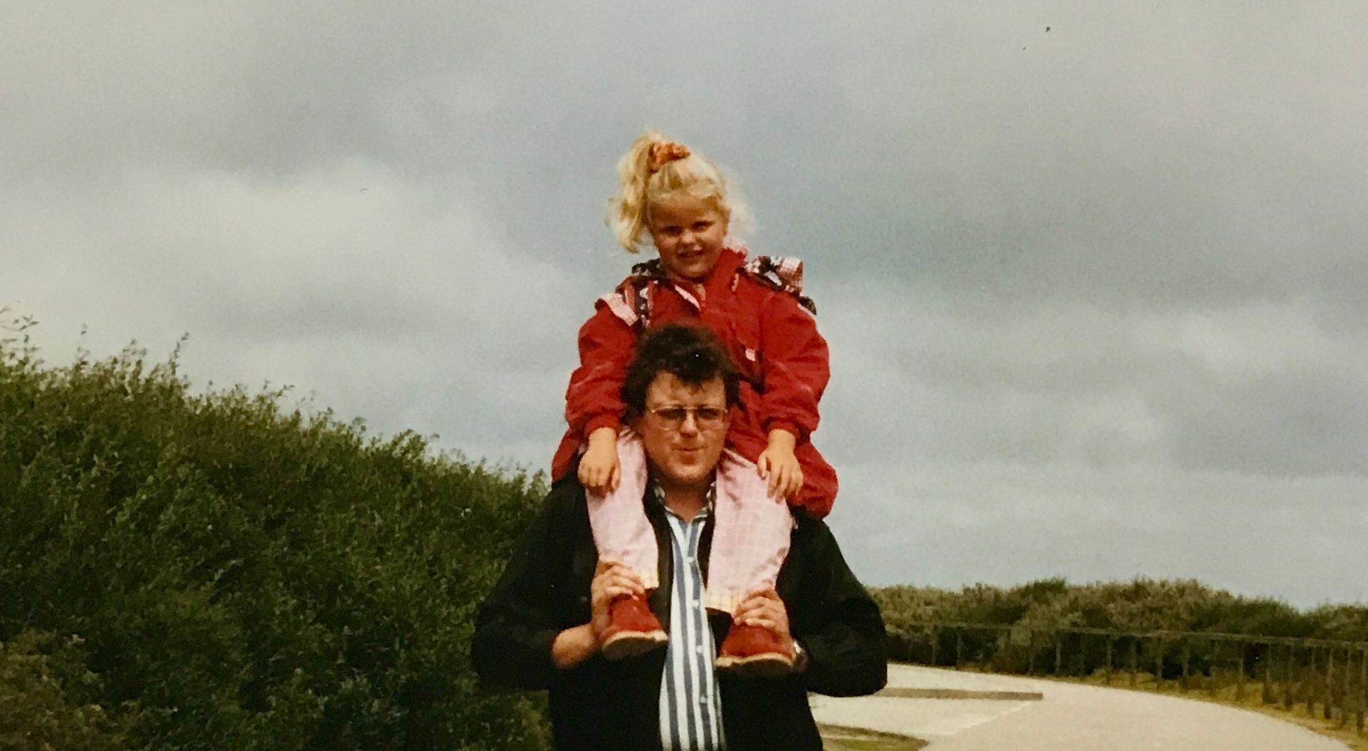Nicole bij haar vader op de schouders