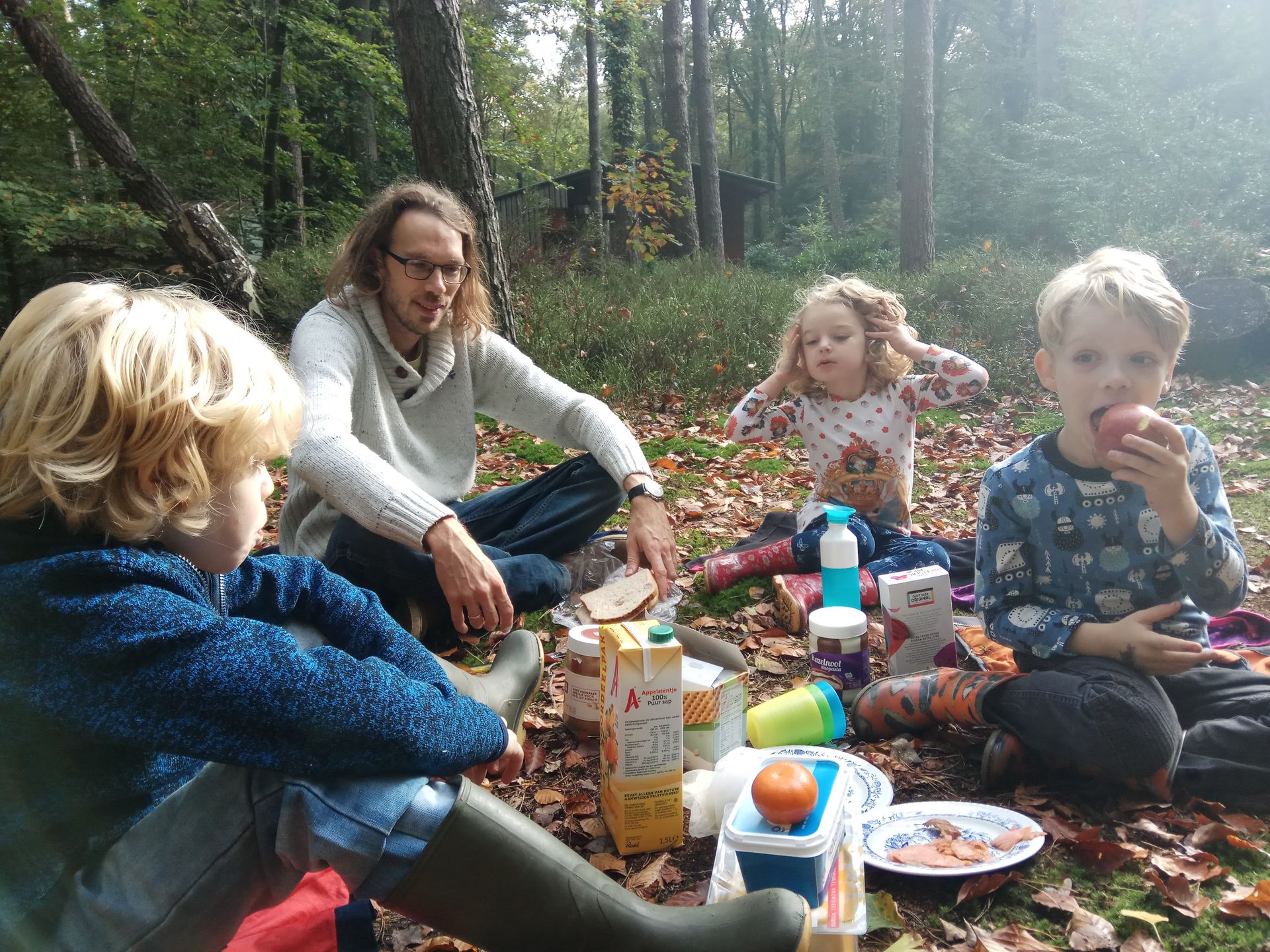 Kees en de kinderen aan het picknicken ik mis je