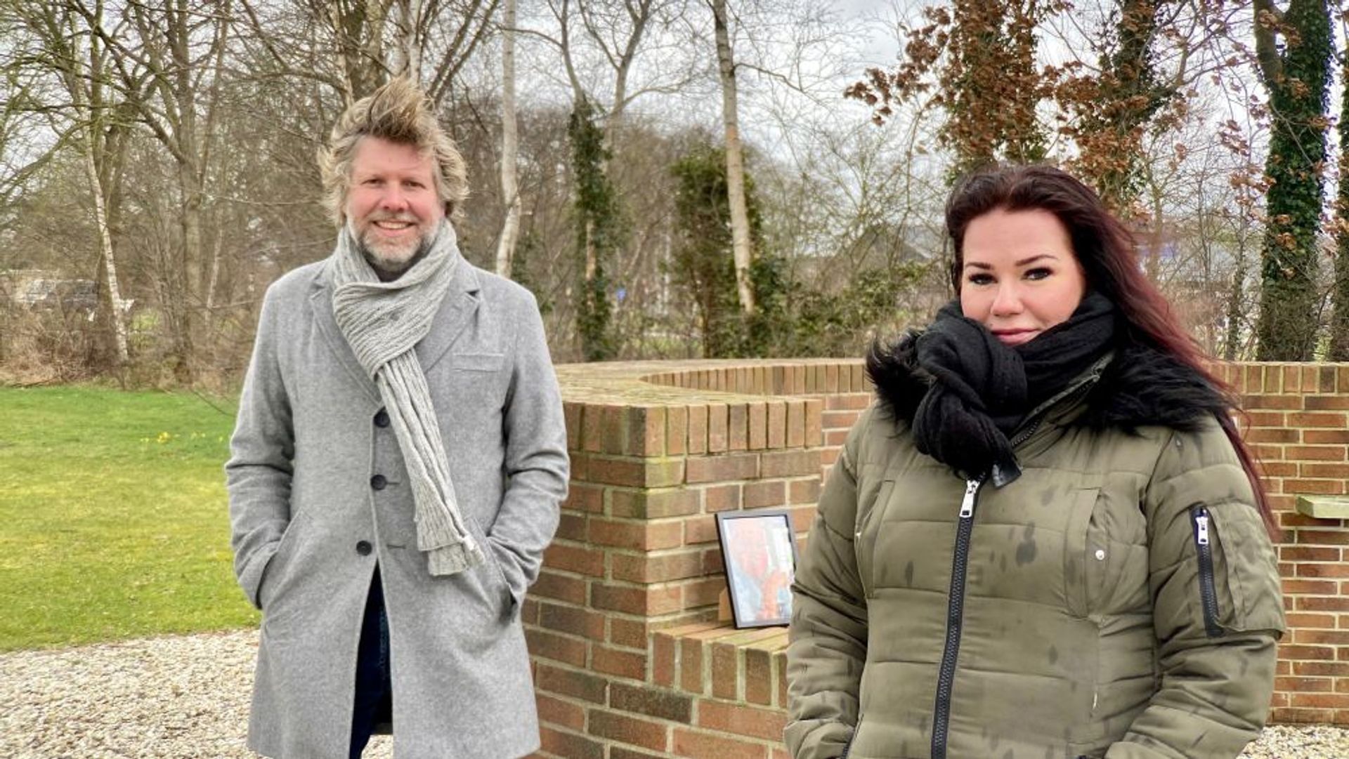 Nancy Pudelko met Arjan Lock bij de muur tegen zinloos geweld