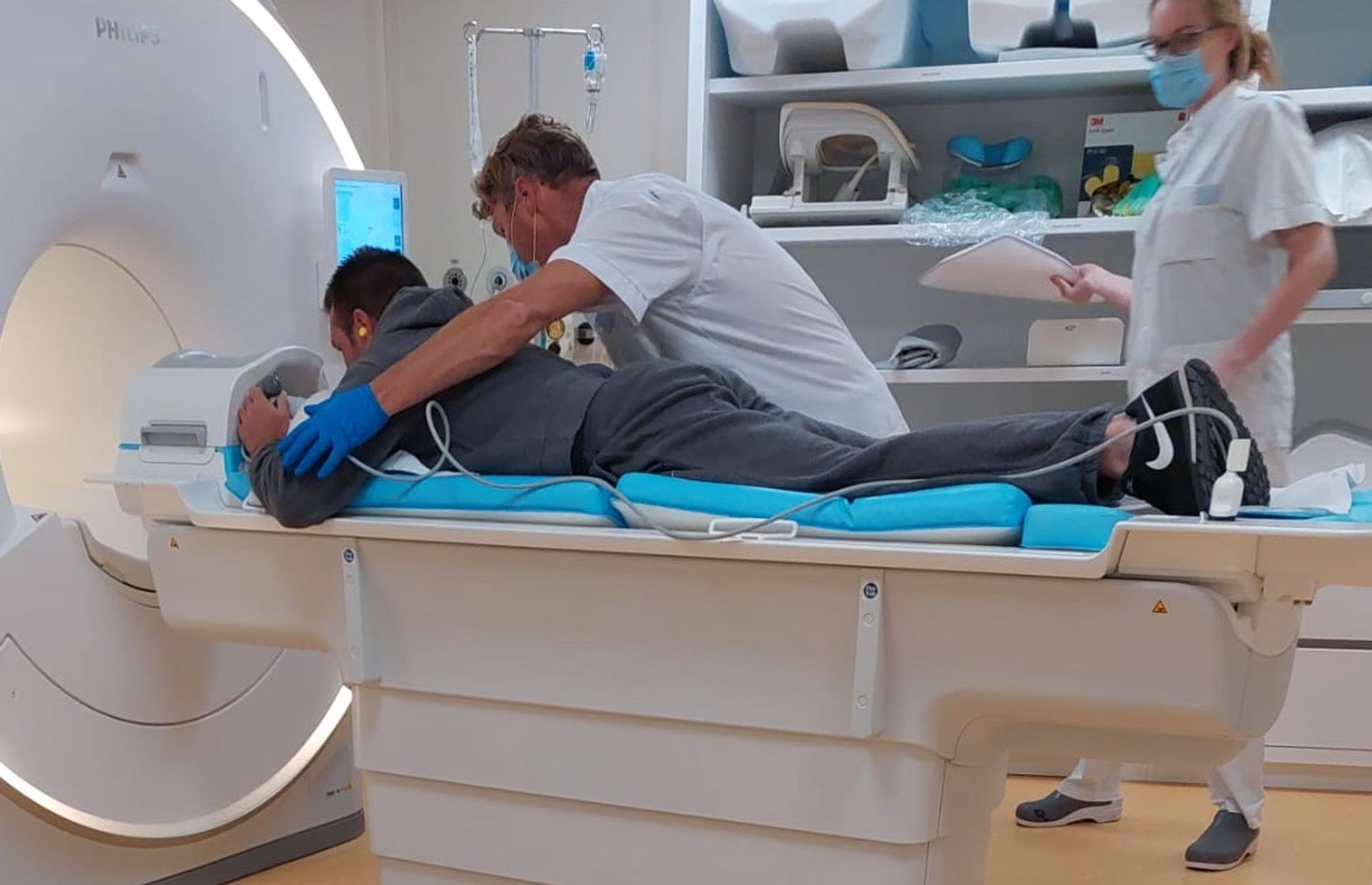 Wesley gaat met de kleine Jessey mee als de MRI wordt gemaakt