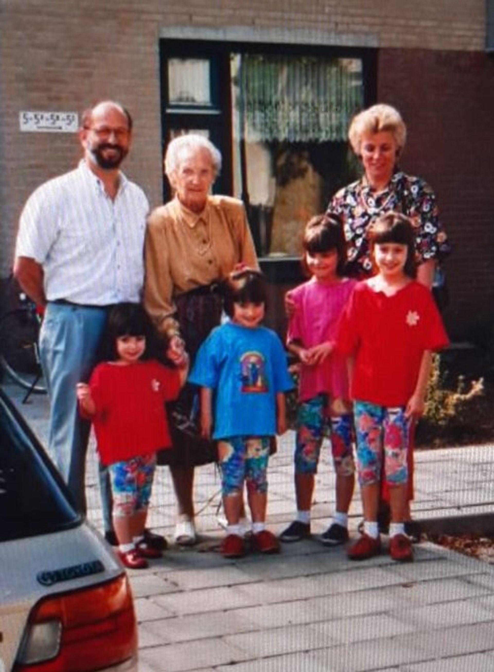 Foto: Sharon met haar zussen en ouders