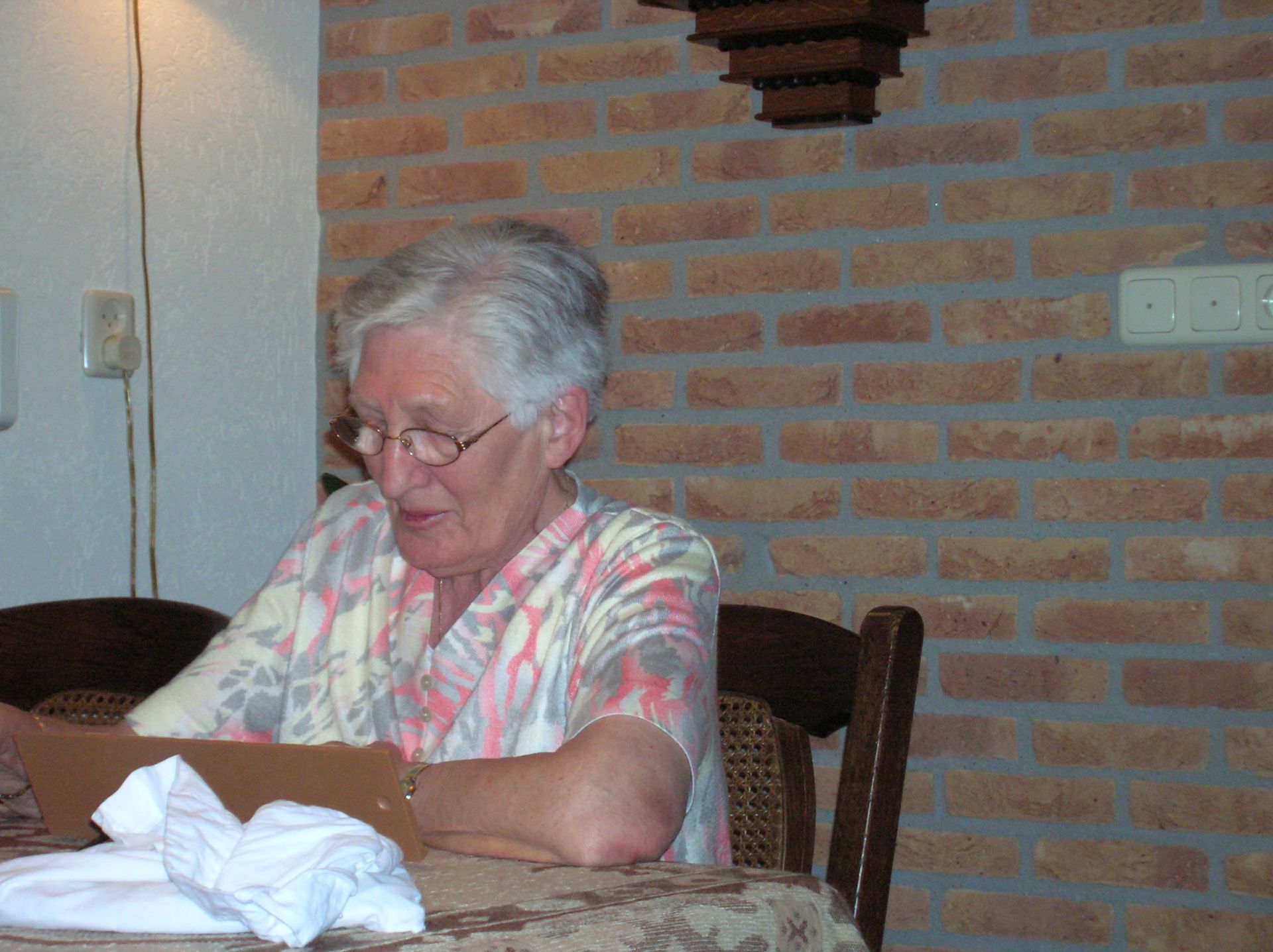 Marthijns oma bezig met één van haar favoriete bezigheden: rummikub.