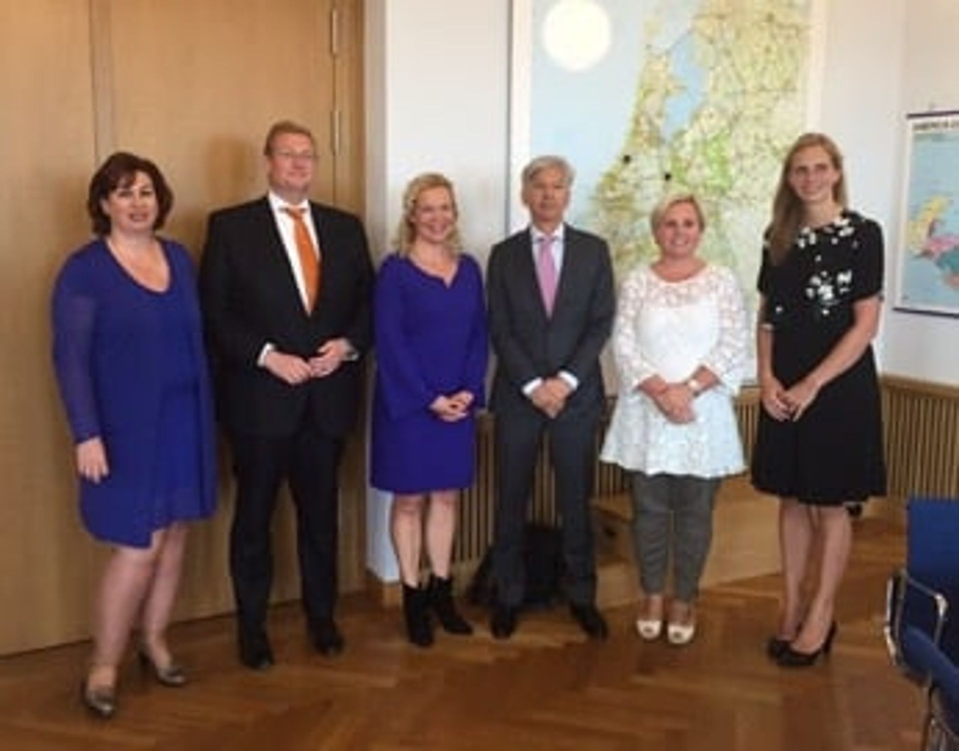 Jeannete Rietberg samen met de andere initiatiefneemsters en de ministers Plassterk en Van der Steur