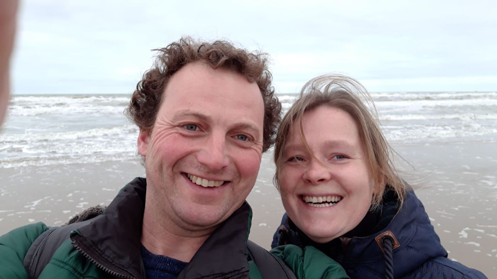 Een selfie van Ingrid en Willeam op het strand