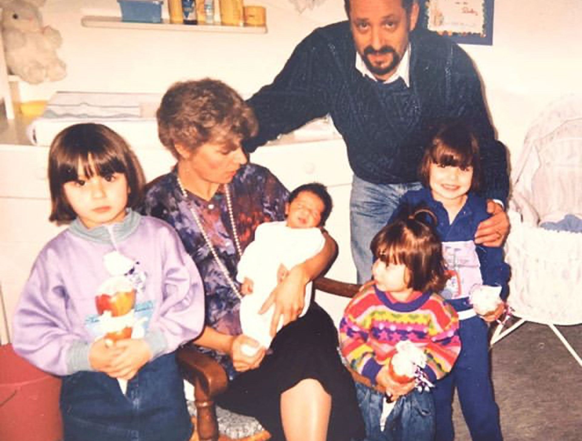 Foto: Sharon (rechts) met haar ouders en zussen.