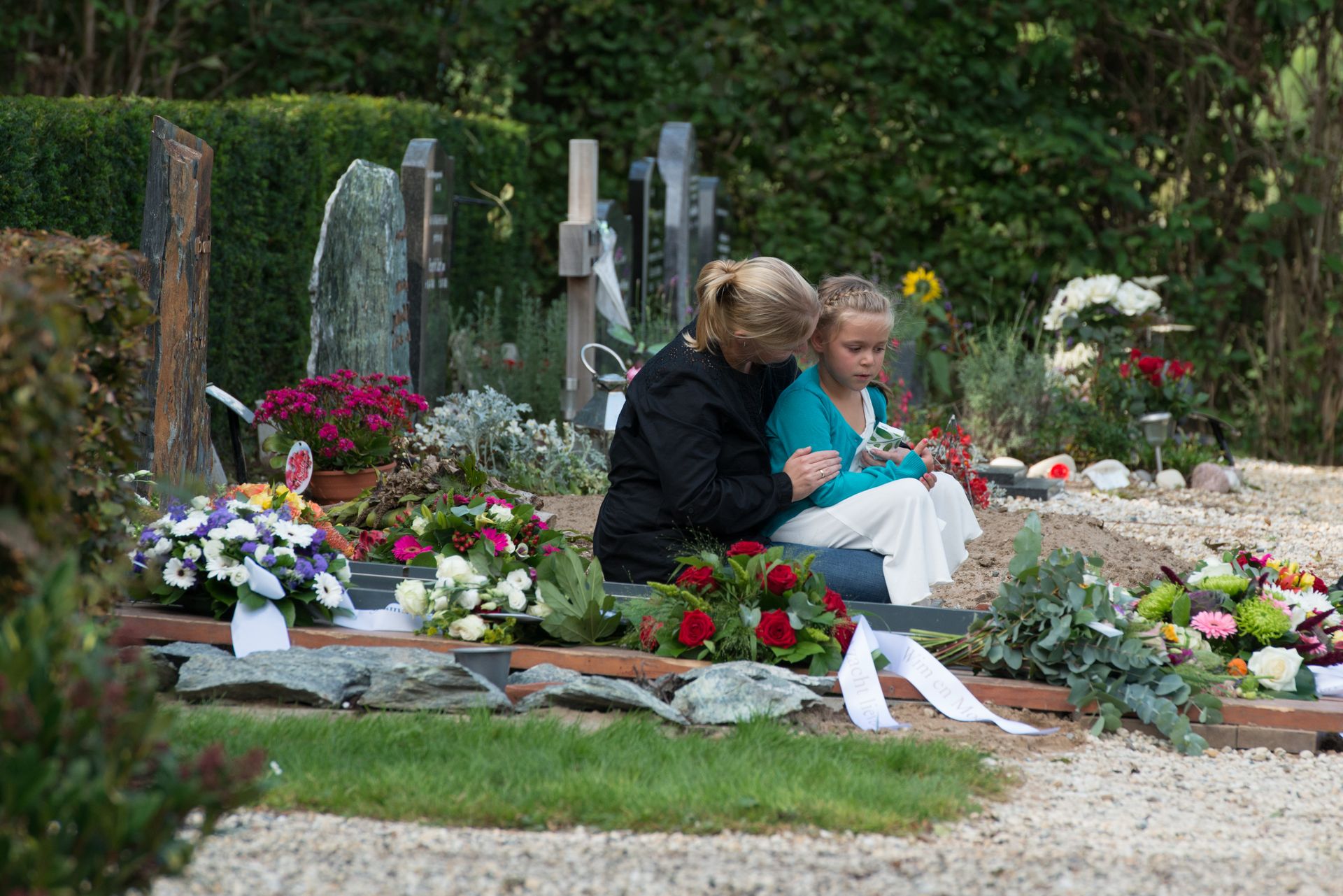 Anke samen met haar dochtertje Fenna tijdens de begrafenis van Marco