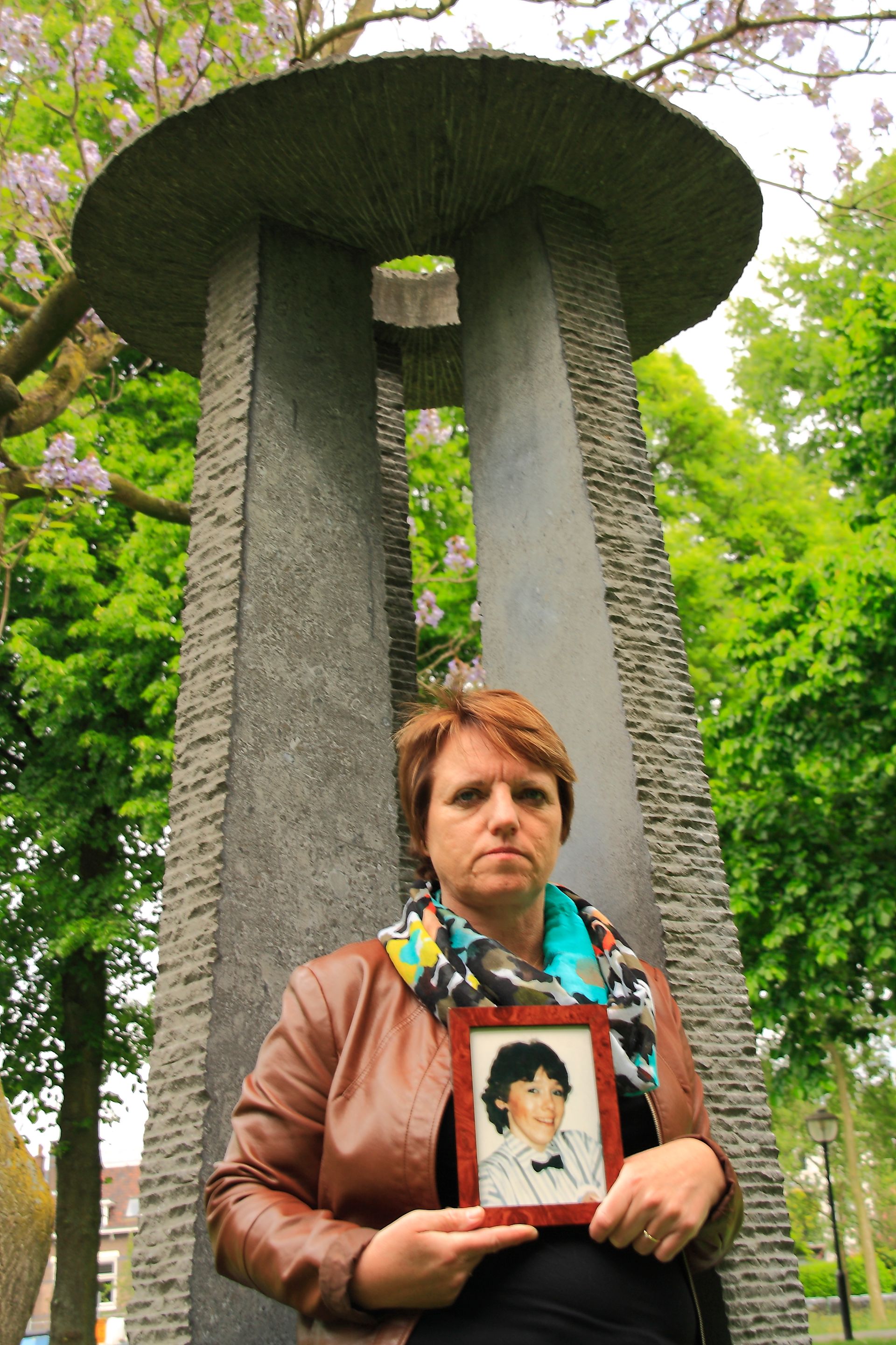 Maria bij het monument voor nabestaanden van vermiste personen.