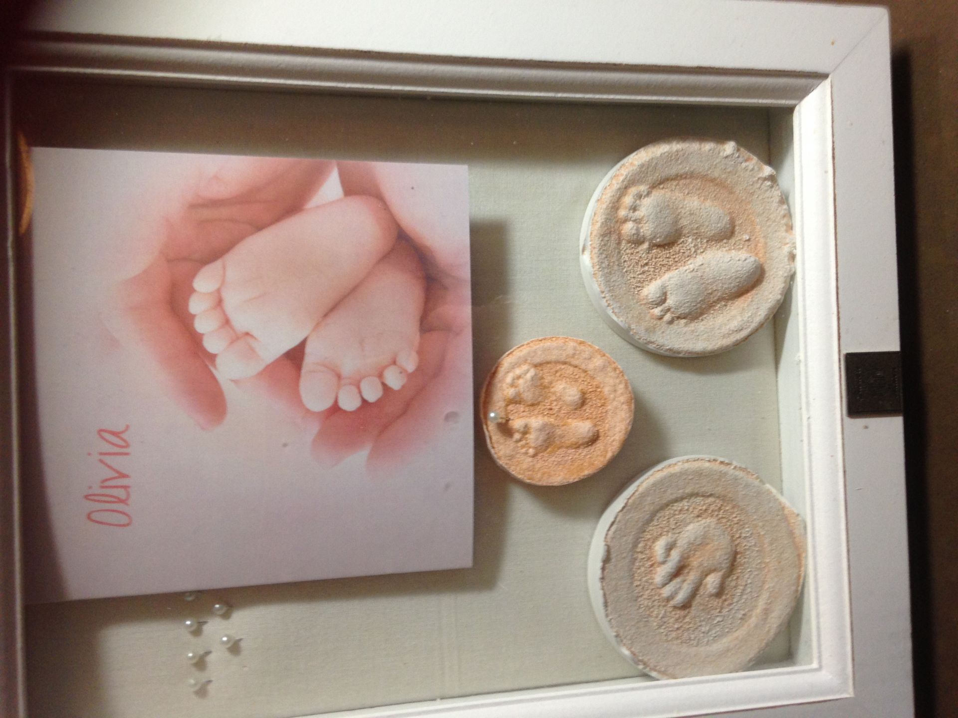 De hand- en voetafdrukjes die na Olivia’s geboorte zijn gemaakt