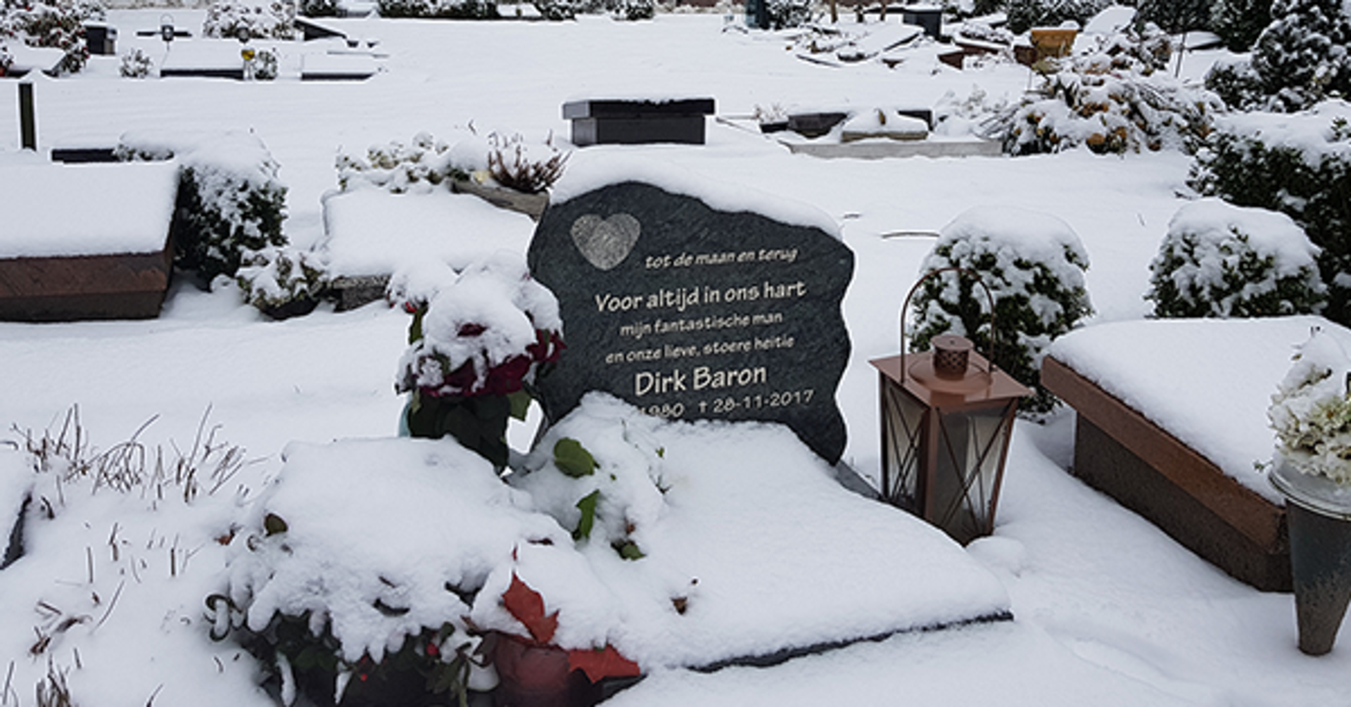 Sneeuw op begraafplaats