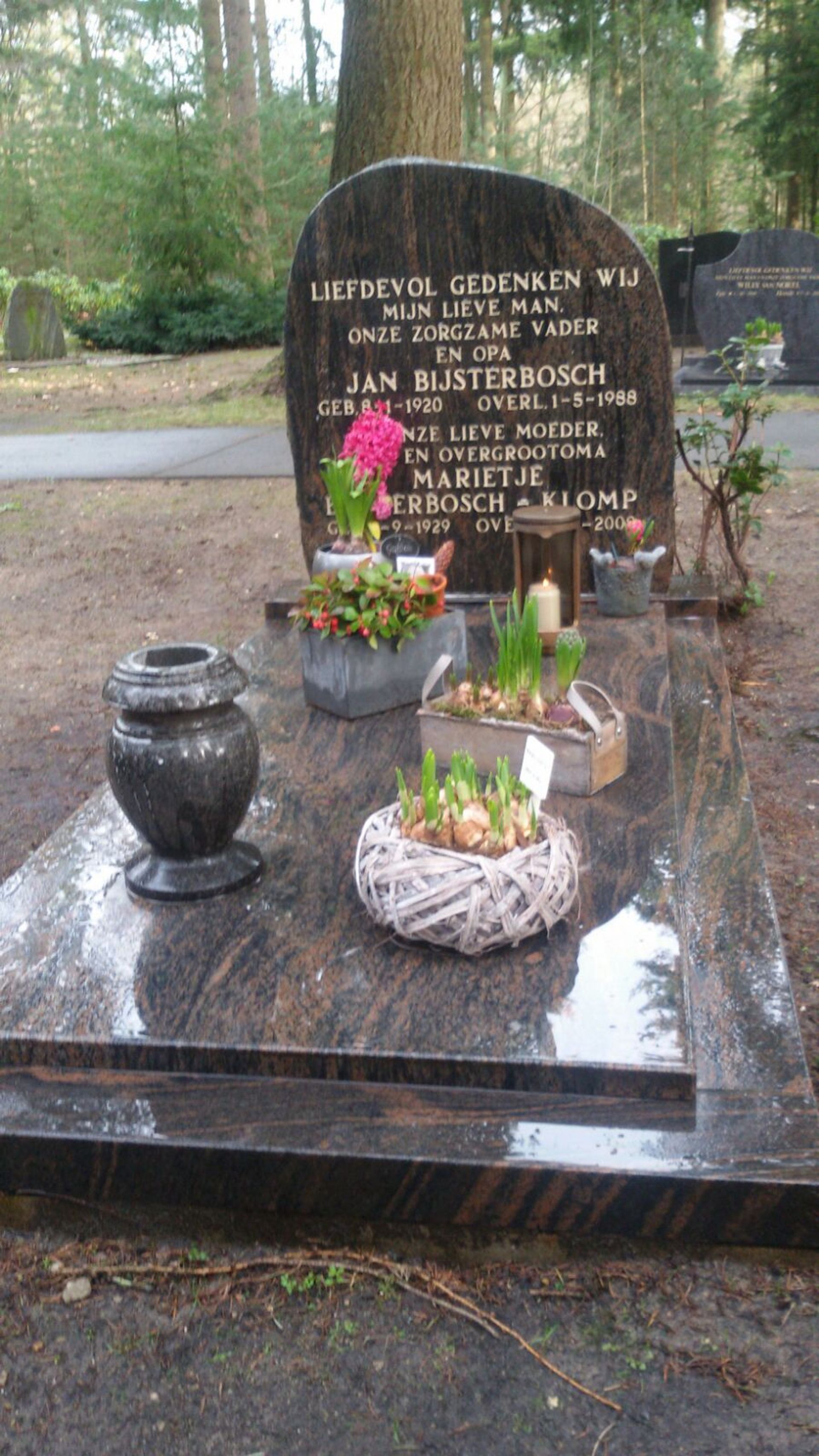 Het graf waar Marthijns opa en oma begraven liggen.