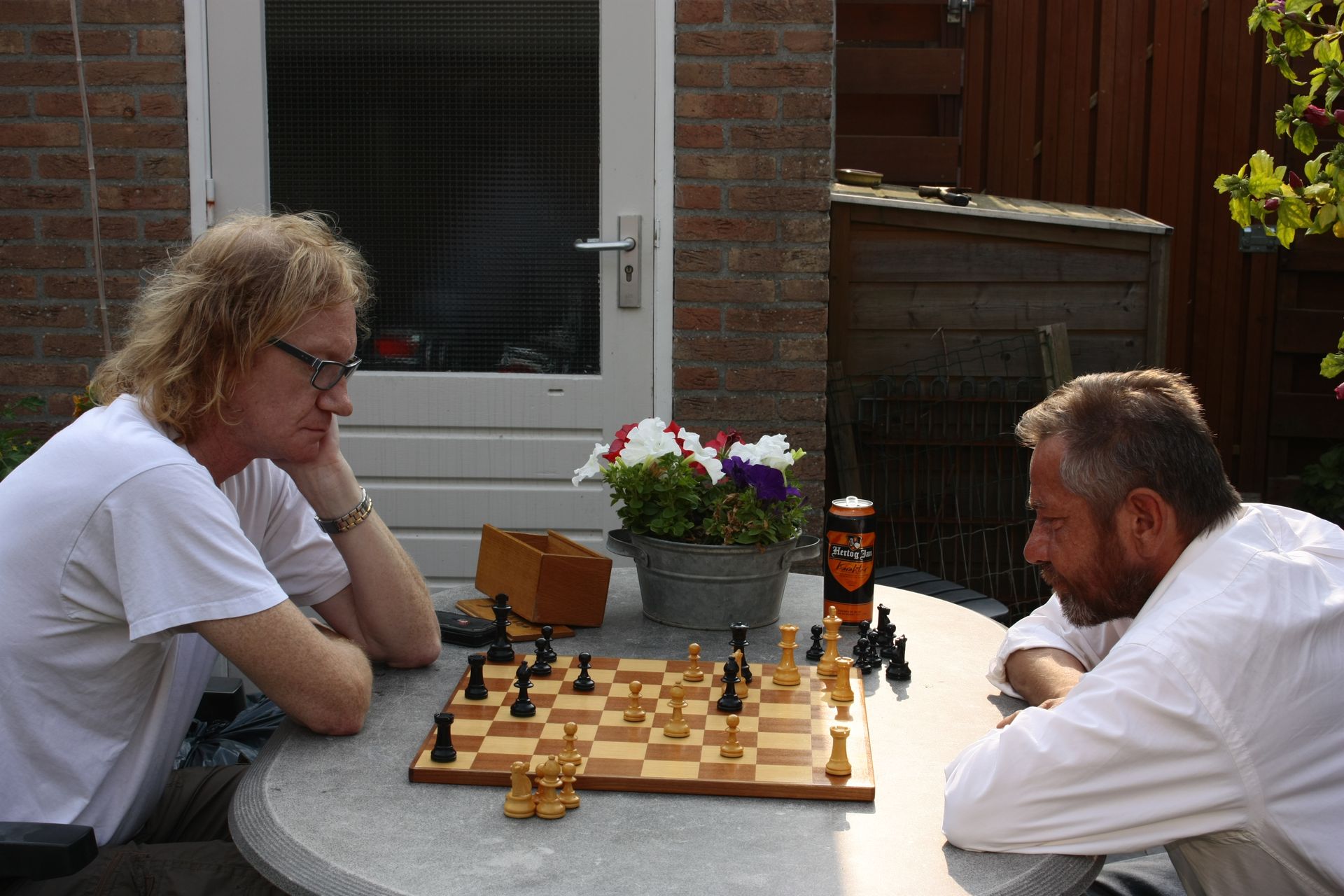 Mietek en Aart schaken