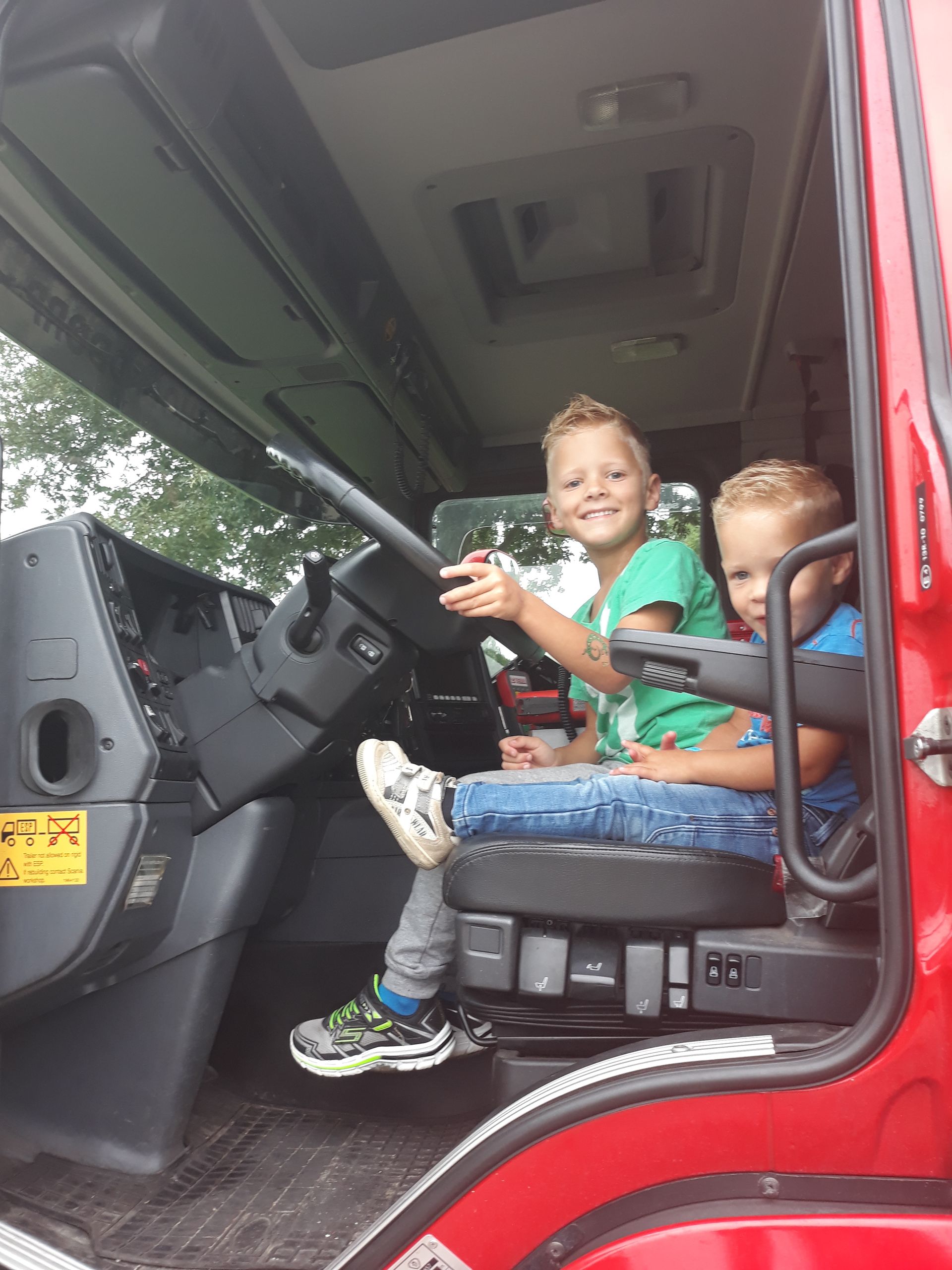 Noah en Joel in de brandweerwagen