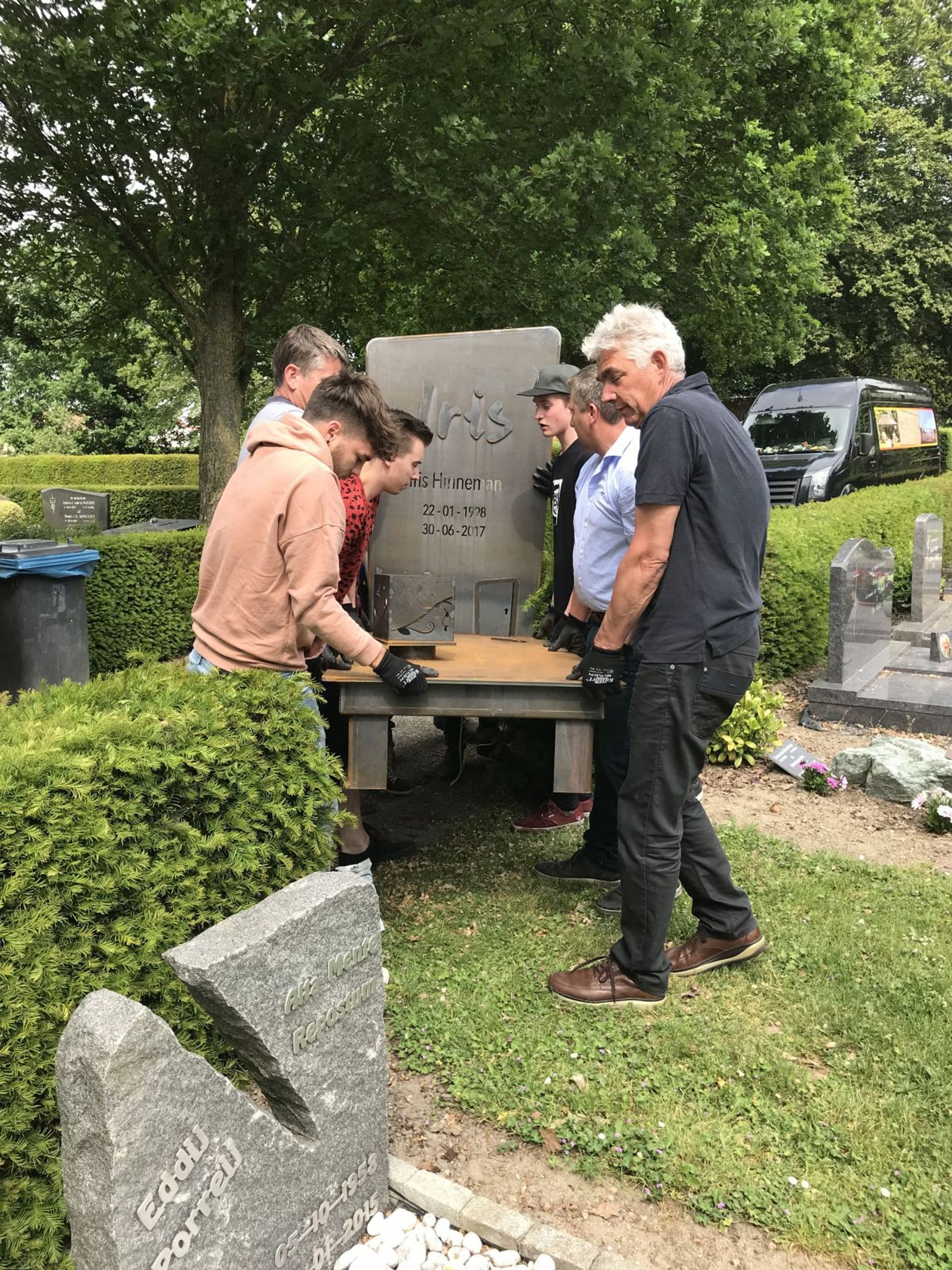 Vrienden en familie plaatsen het graf voor Iris.