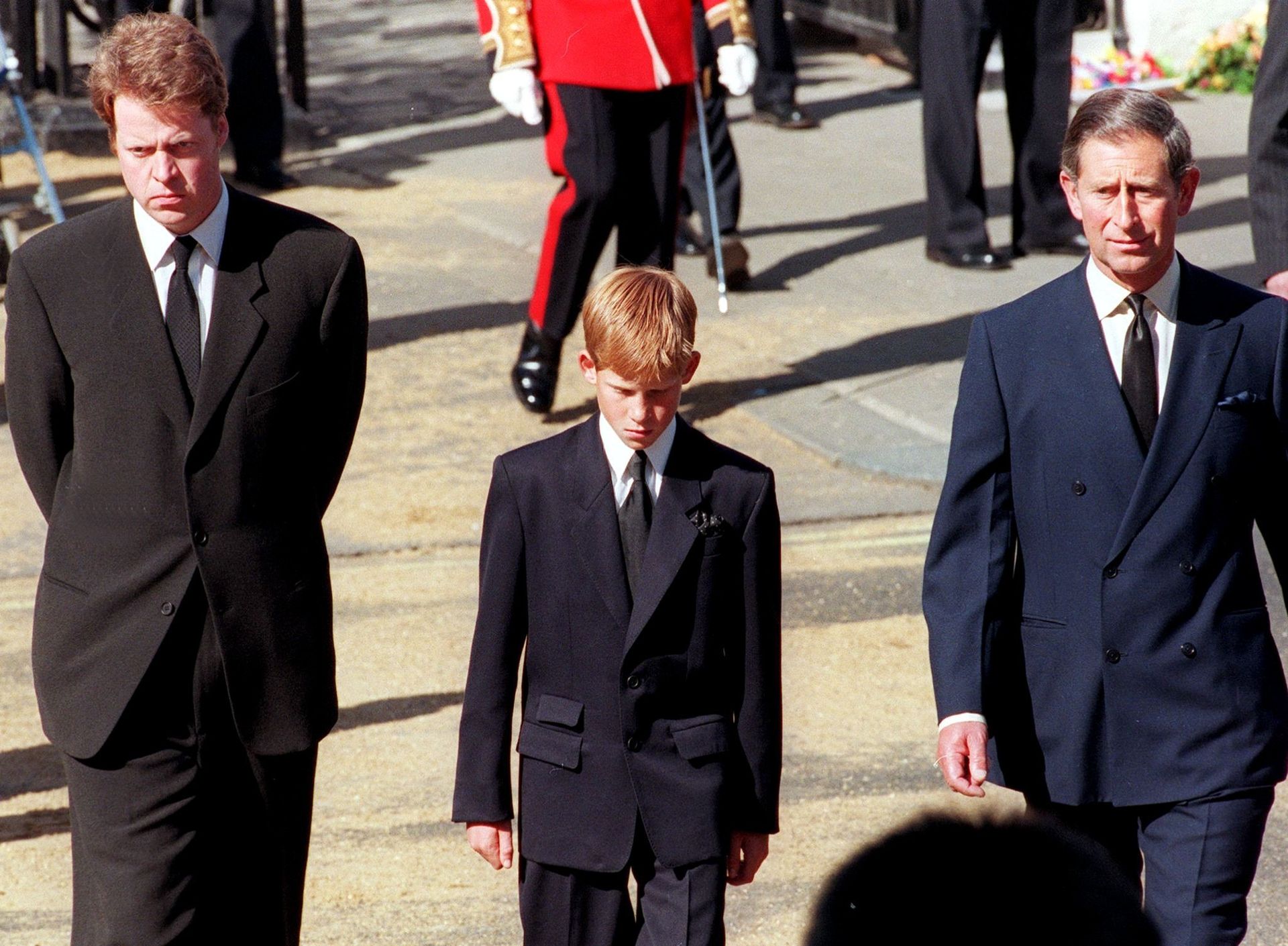 Prins Harry (midden) tijdens begrafenis van zijn moeder in 1997 (ANP)