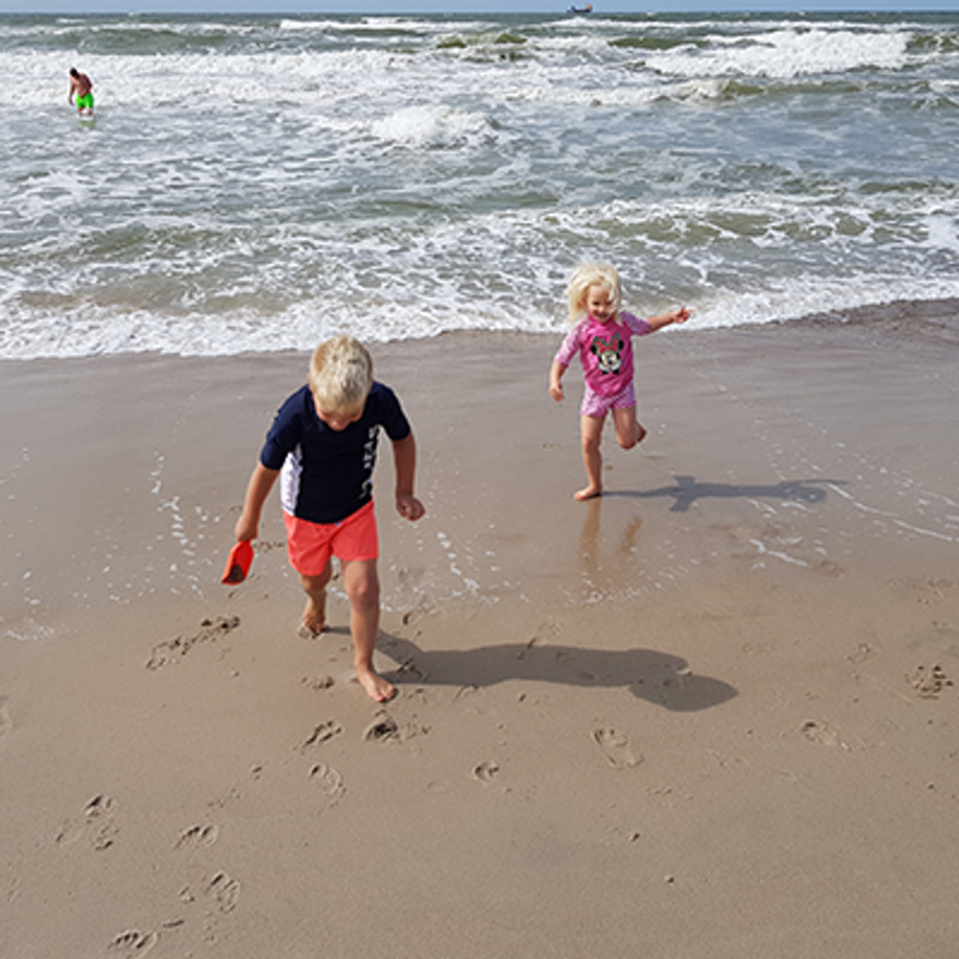 Kinderen van Dieke op het strand