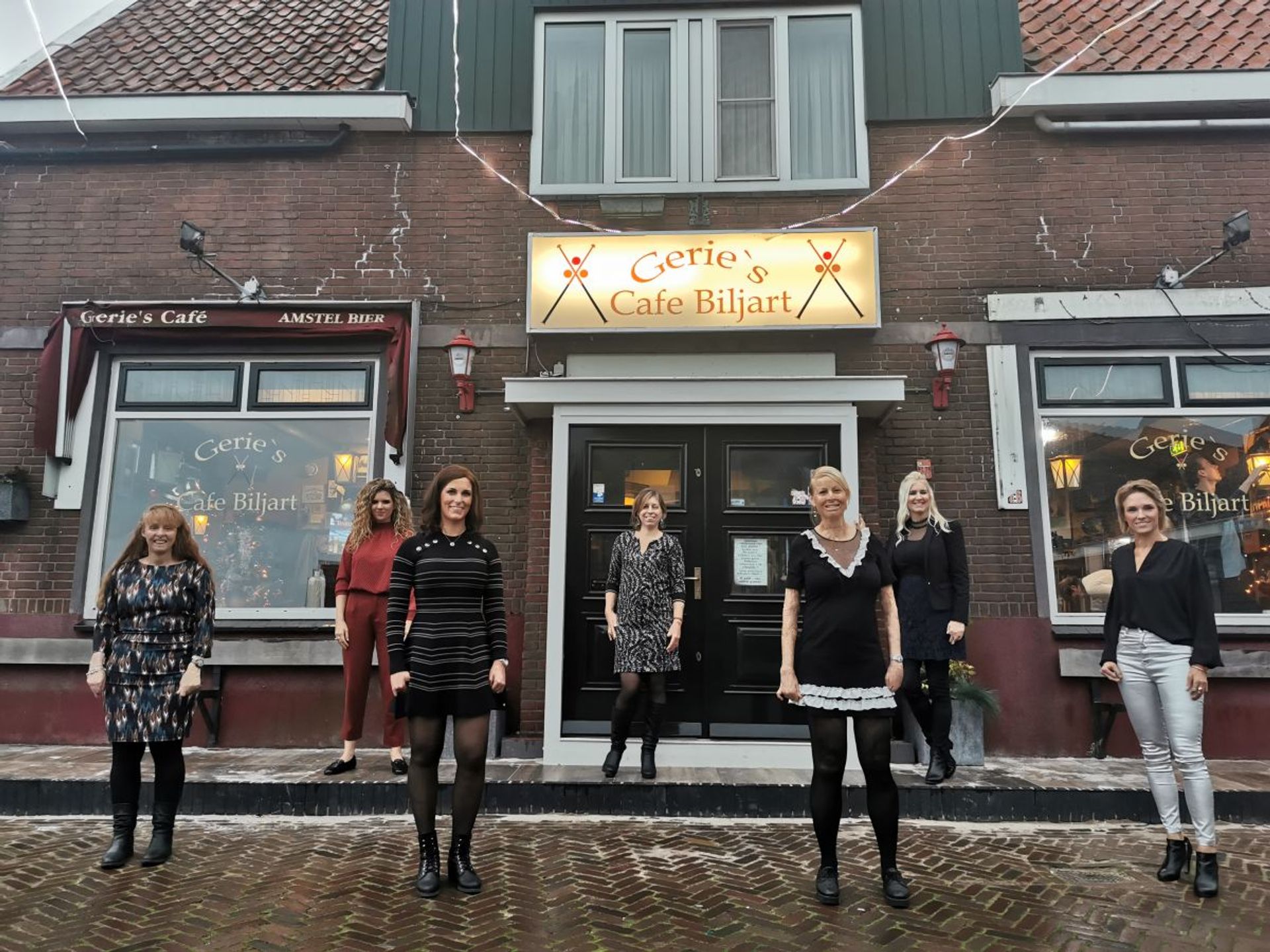 De vriendinnengroep, waar Anja ook onderdeel van was, vertelt aan Rachel Rosier hoe de brand in café De Hemel hun leven heeft veranderd.