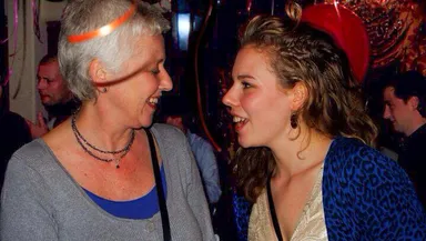 Lot (31) rouwt tien jaar na haar moeders dood: ‘Ik schaamde me voor mijn verdriet’