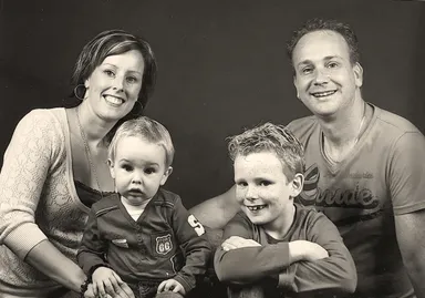 Na zijn overlijden ontdekt Debby haar man's enorme gokschulden