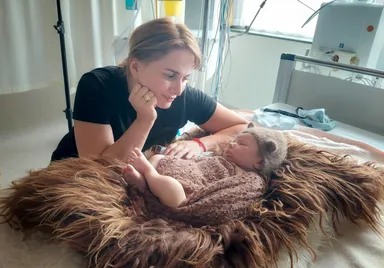 Nikki verliest haar baby: ‘Hij heeft gevochten als een leeuwtje’